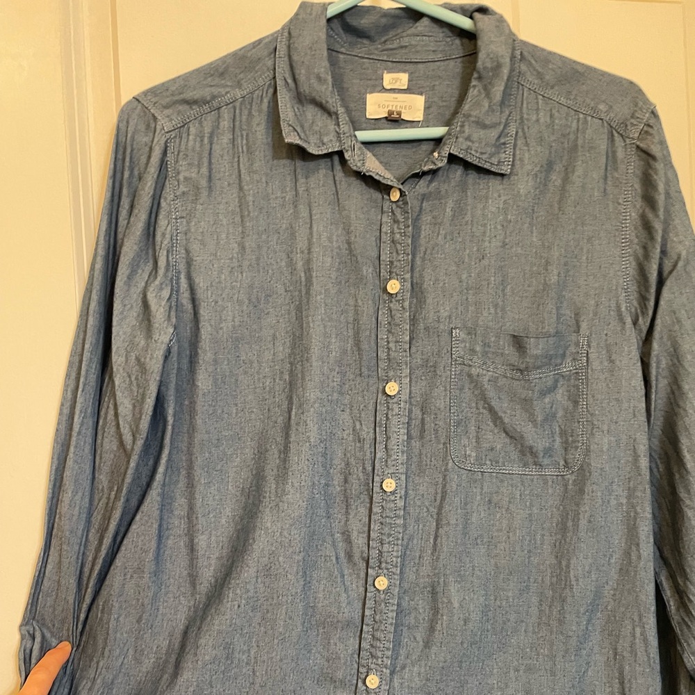 Women’s softened LOFT large long sleeve chambray shirt